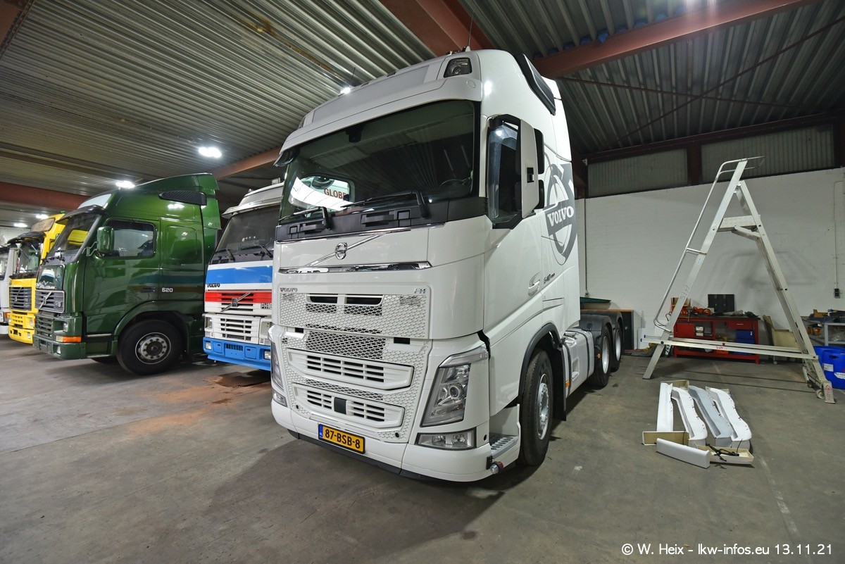 20211113-Tom-Holding-00194.jpg 20211113-Tom-Holding-00194.jpg