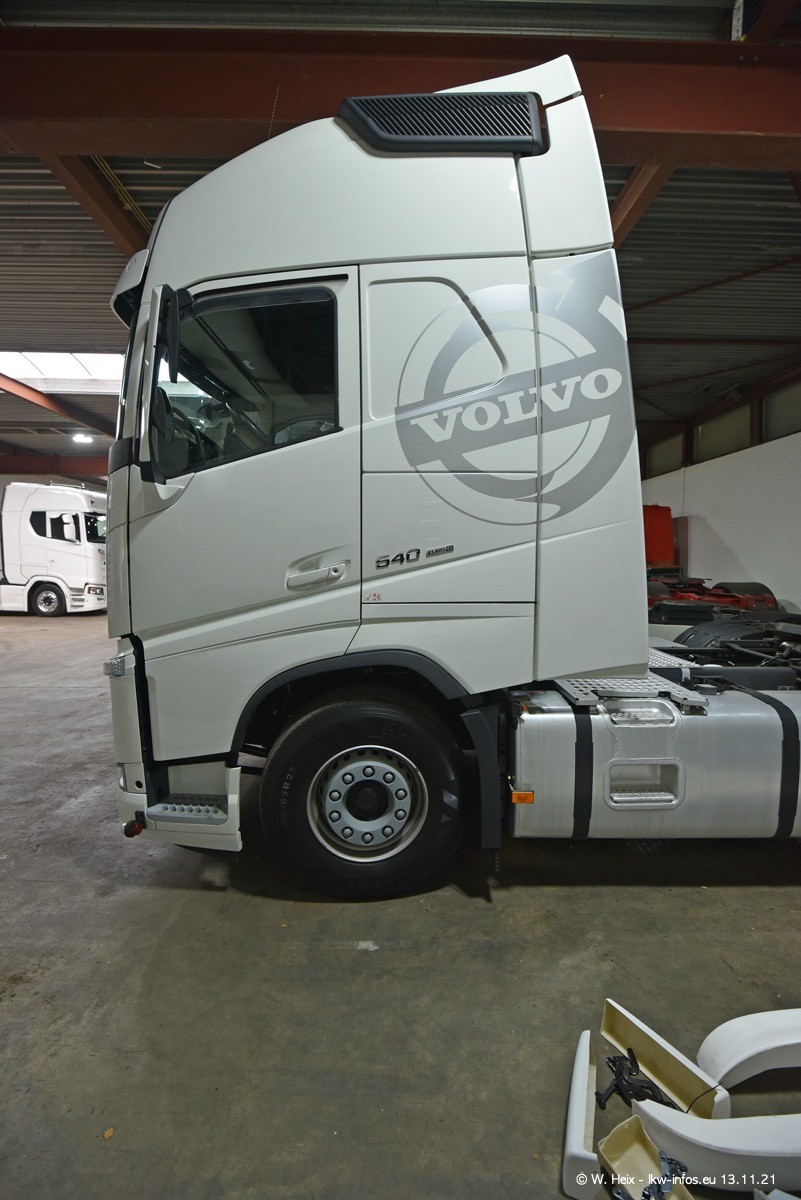 20211113-Tom-Holding-00197.jpg 20211113-Tom-Holding-00197.jpg