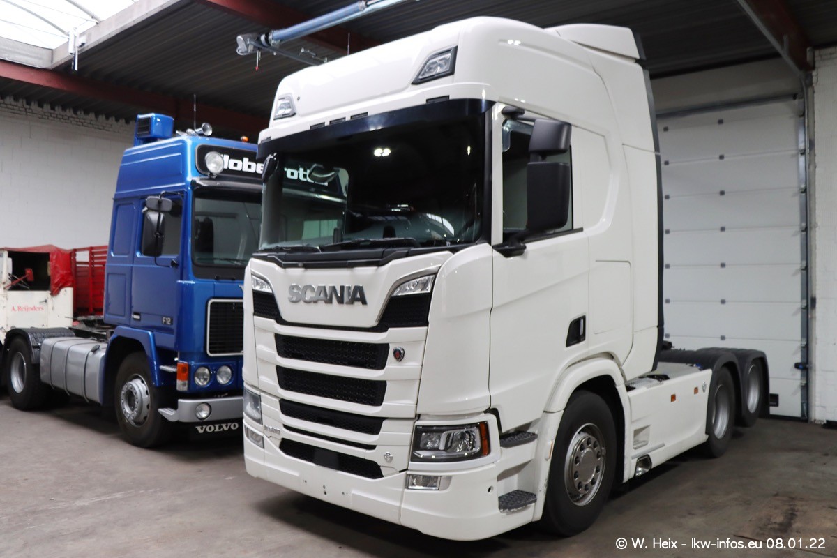 202201098-Tom-Holding-00150.jpg 202201098-Tom-Holding-00150.jpg