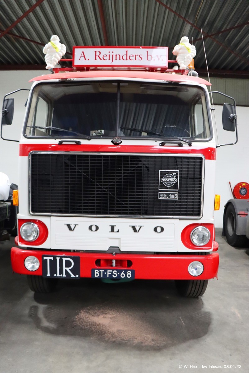 202201098-Tom-Holding-00155.jpg 202201098-Tom-Holding-00155.jpg