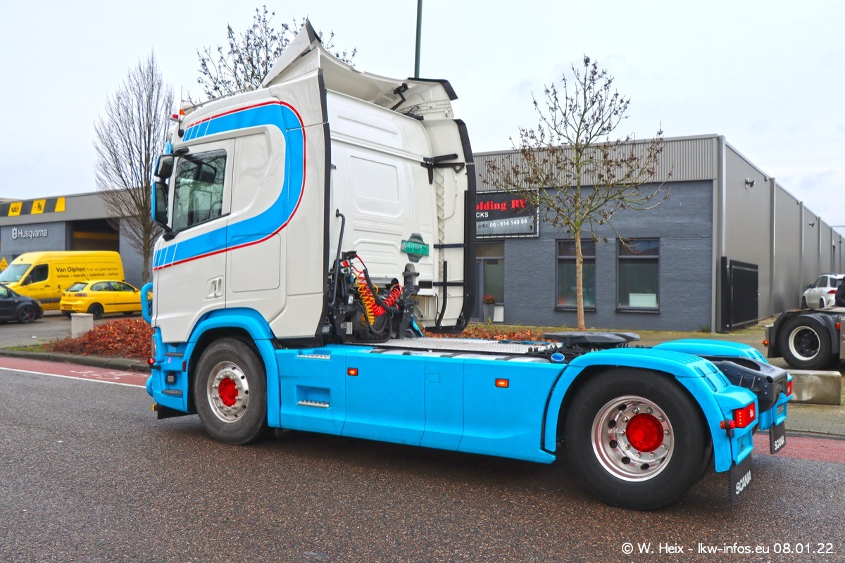 202201098-Tom-Holding-00260.jpg 202201098-Tom-Holding-00260.jpg