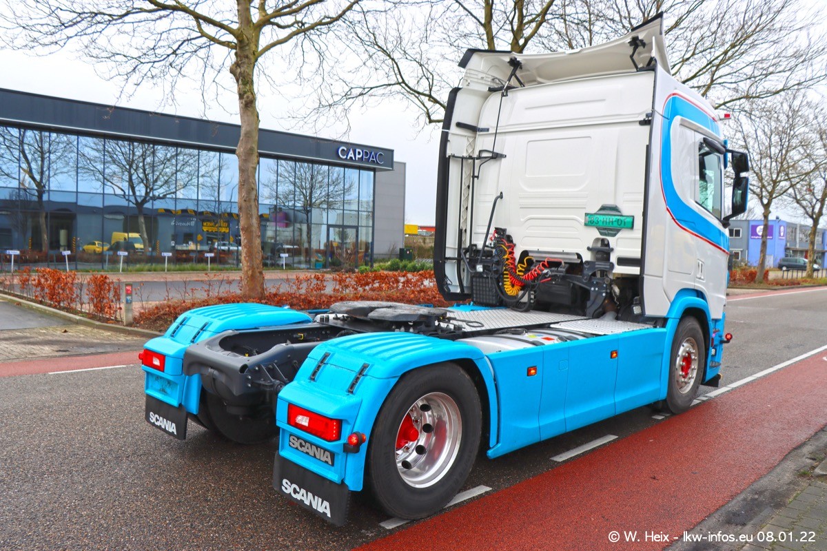 202201098-Tom-Holding-00262.jpg 202201098-Tom-Holding-00262.jpg