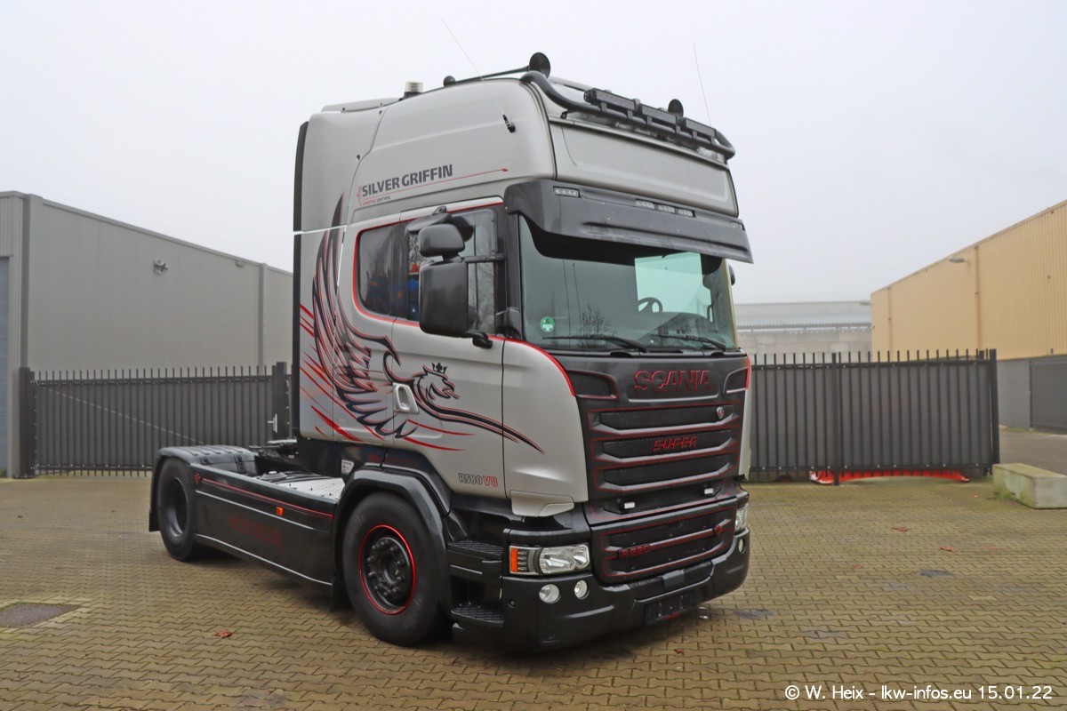 202201015-Tom-Holding-00003.jpg 202201015-Tom-Holding-00003.jpg