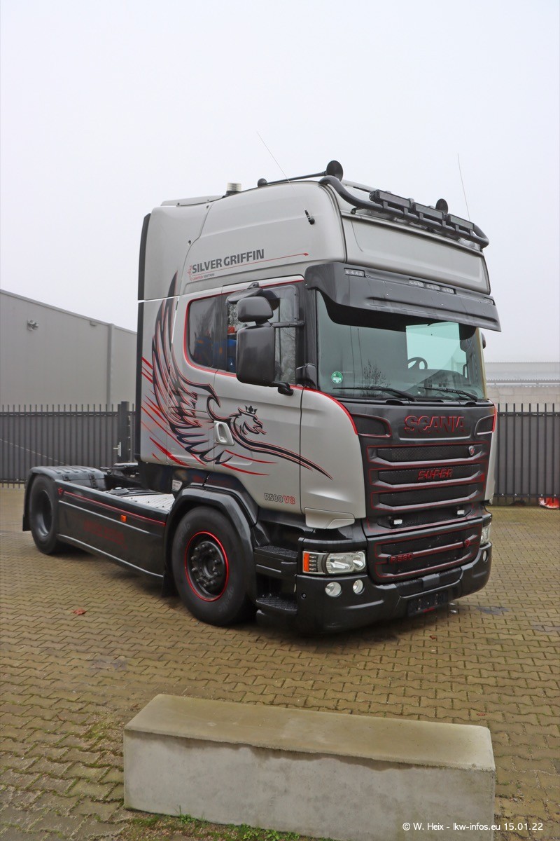 202201015-Tom-Holding-00004.jpg 202201015-Tom-Holding-00004.jpg