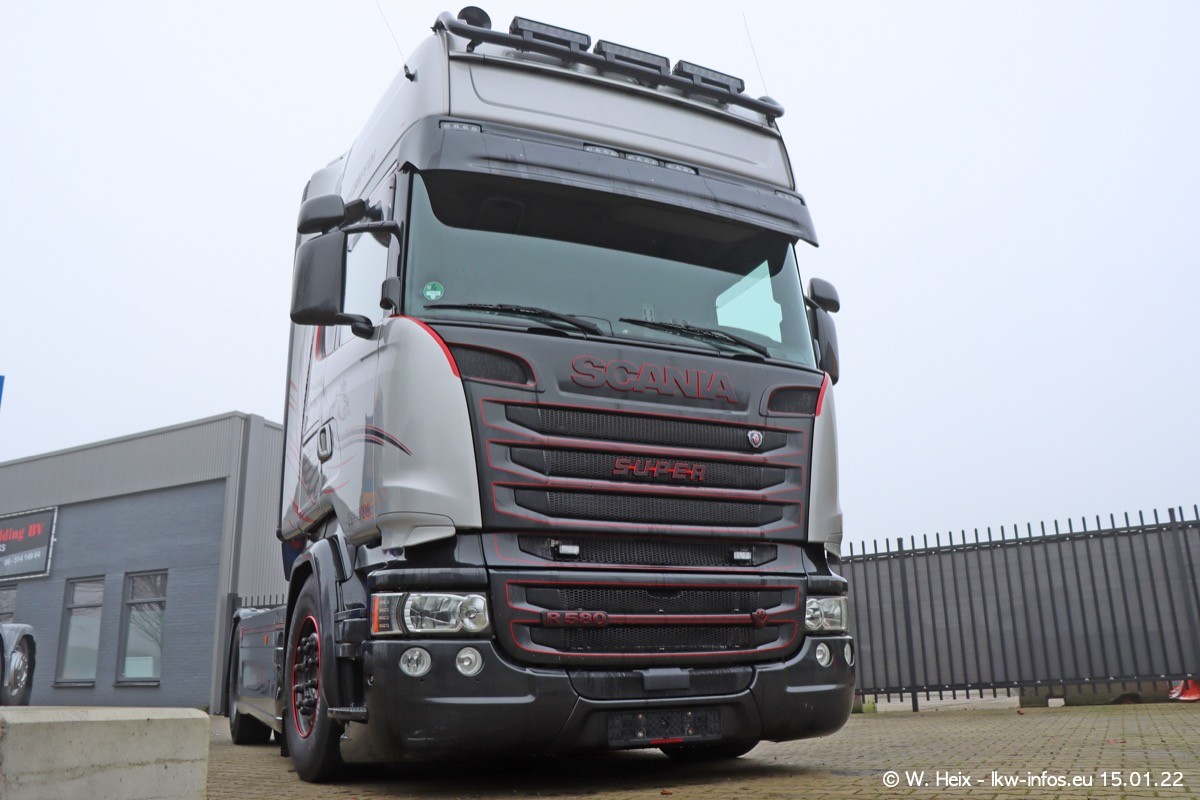 202201015-Tom-Holding-00005.jpg 202201015-Tom-Holding-00005.jpg