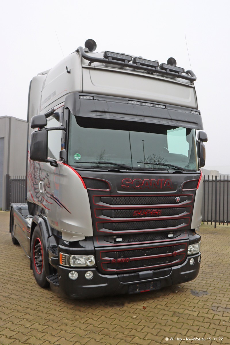 202201015-Tom-Holding-00006.jpg 202201015-Tom-Holding-00006.jpg