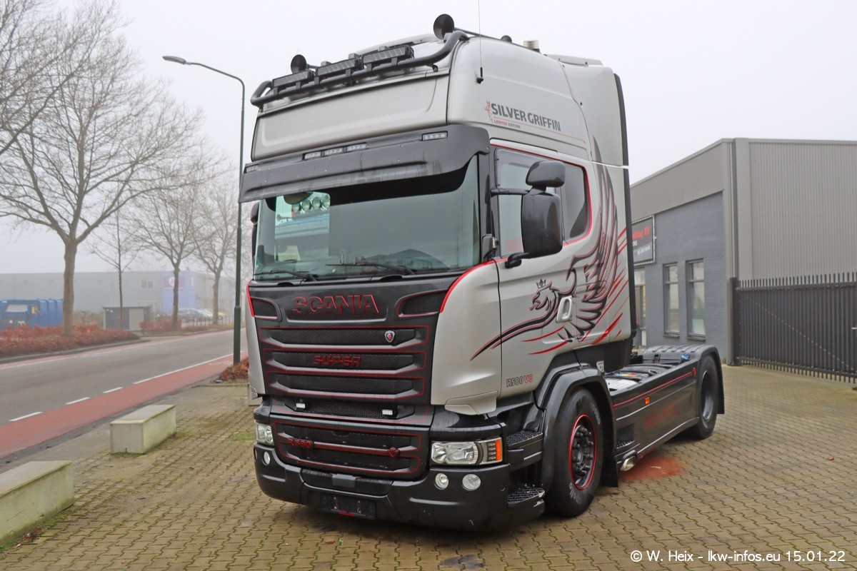 202201015-Tom-Holding-00009.jpg 202201015-Tom-Holding-00009.jpg