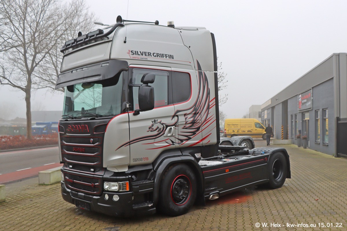 202201015-Tom-Holding-00013.jpg 202201015-Tom-Holding-00013.jpg