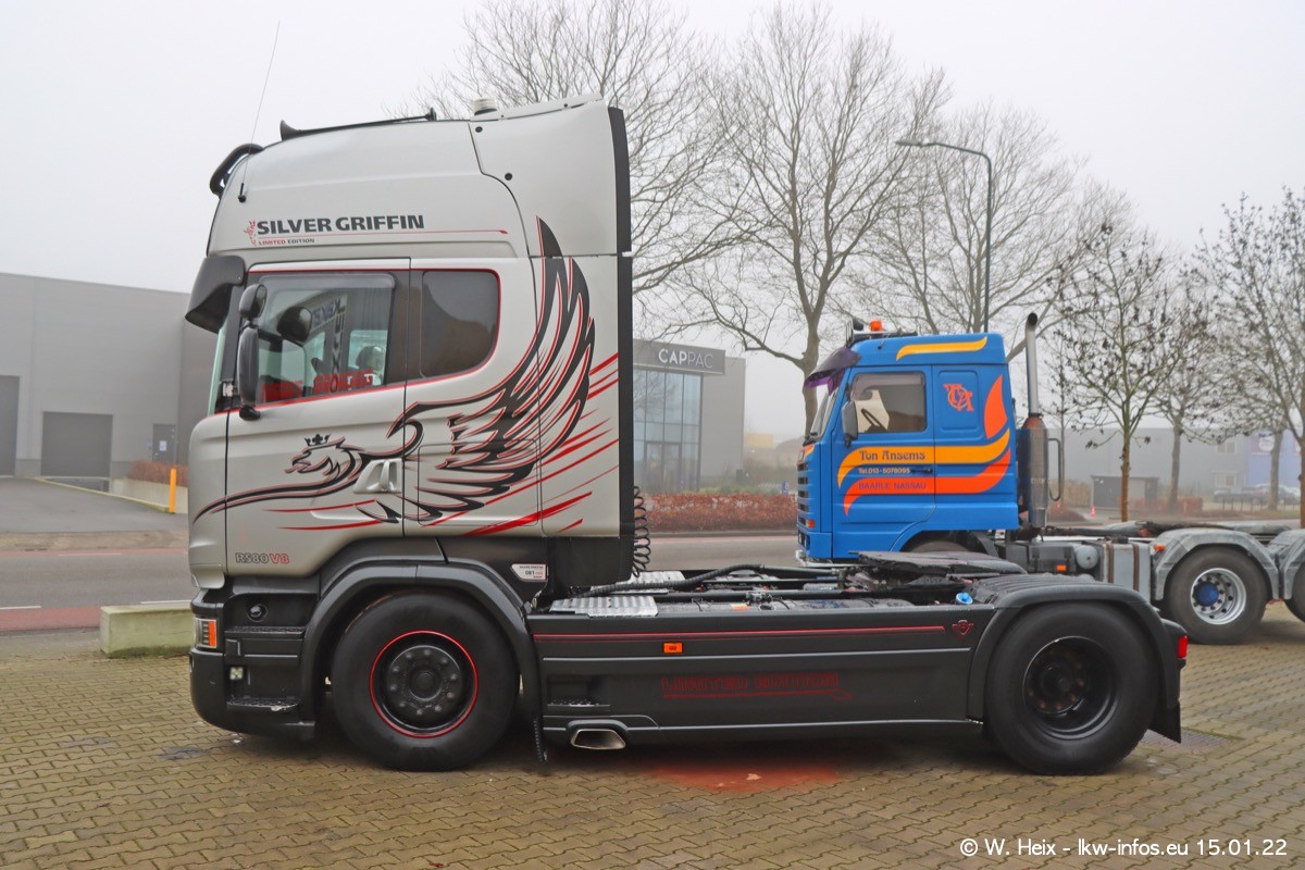 202201015-Tom-Holding-00016.jpg 202201015-Tom-Holding-00016.jpg