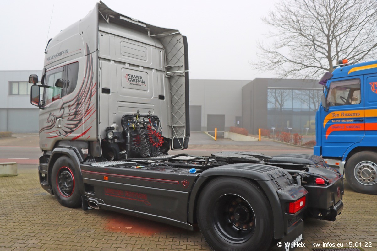 202201015-Tom-Holding-00018.jpg 202201015-Tom-Holding-00018.jpg