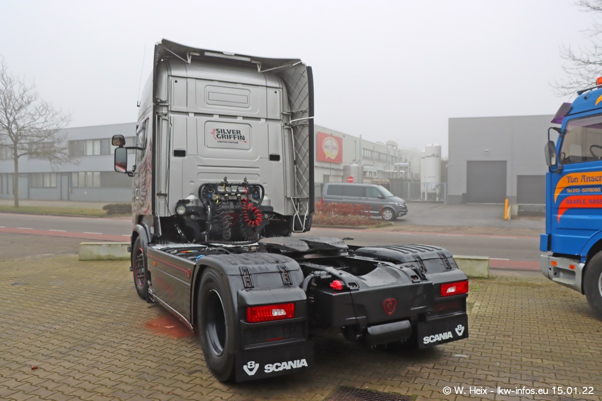 202201015-Tom-Holding-00019.jpg 202201015-Tom-Holding-00019.jpg