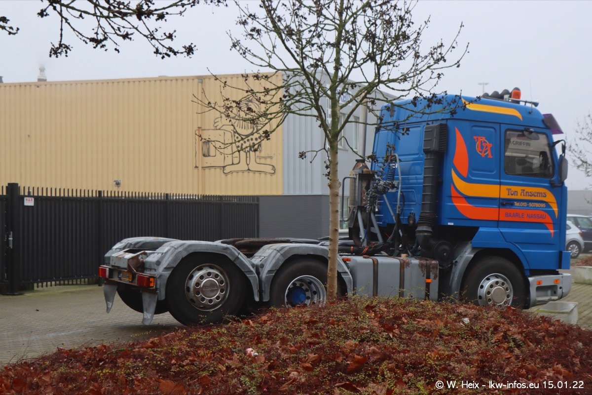 202201015-Tom-Holding-00120.jpg 202201015-Tom-Holding-00120.jpg