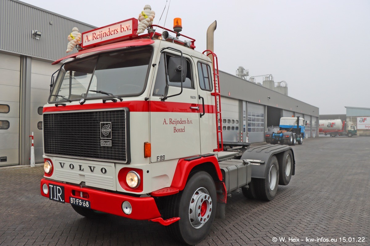 202201015-Tom-Holding-00196.jpg 202201015-Tom-Holding-00196.jpg