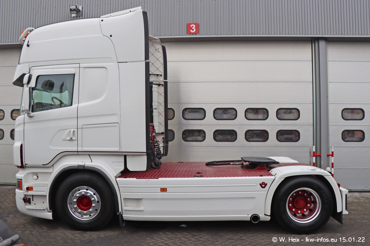 202201015-Tom-Holding-00210.jpg 202201015-Tom-Holding-00210.jpg