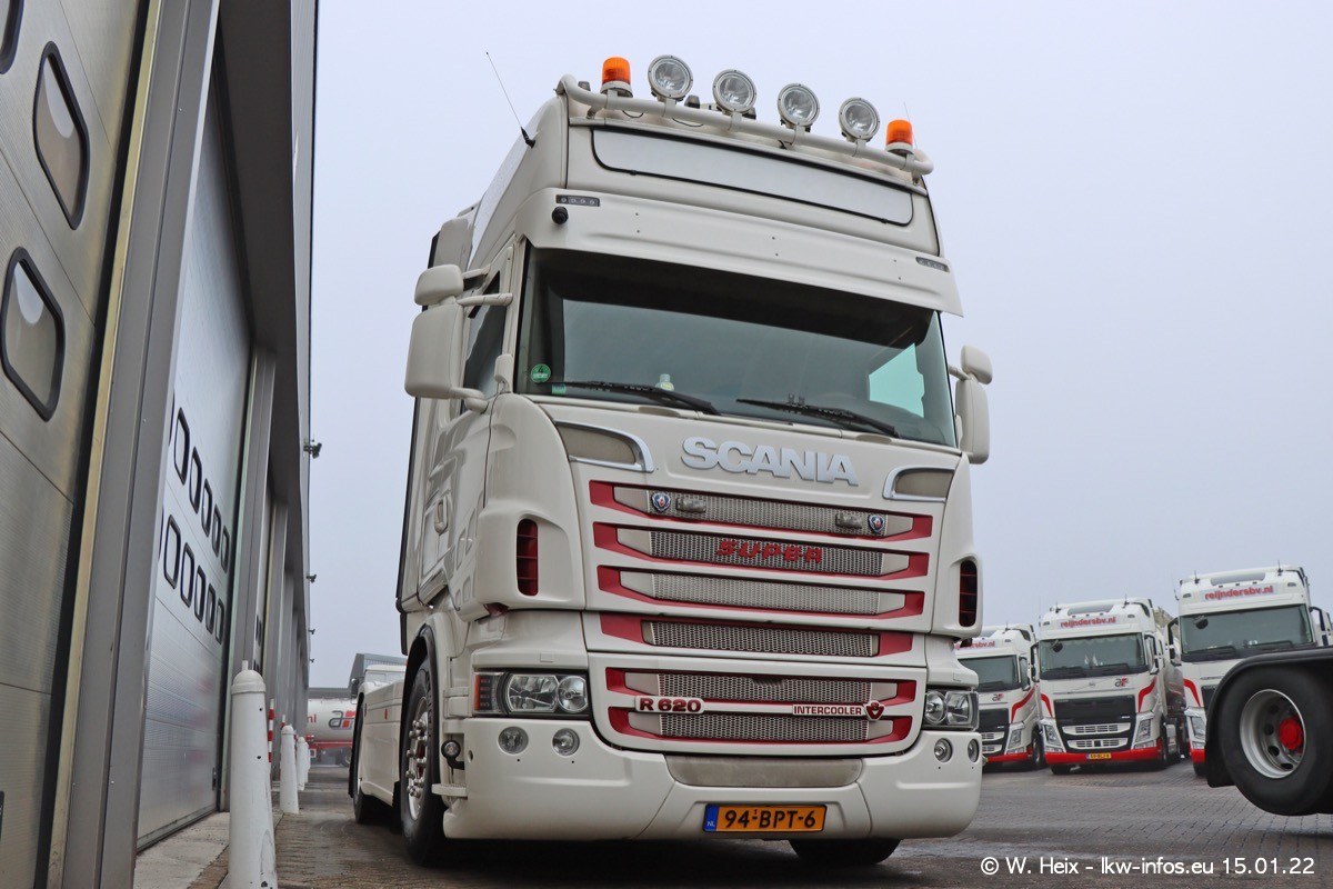 202201015-Tom-Holding-00219.jpg 202201015-Tom-Holding-00219.jpg