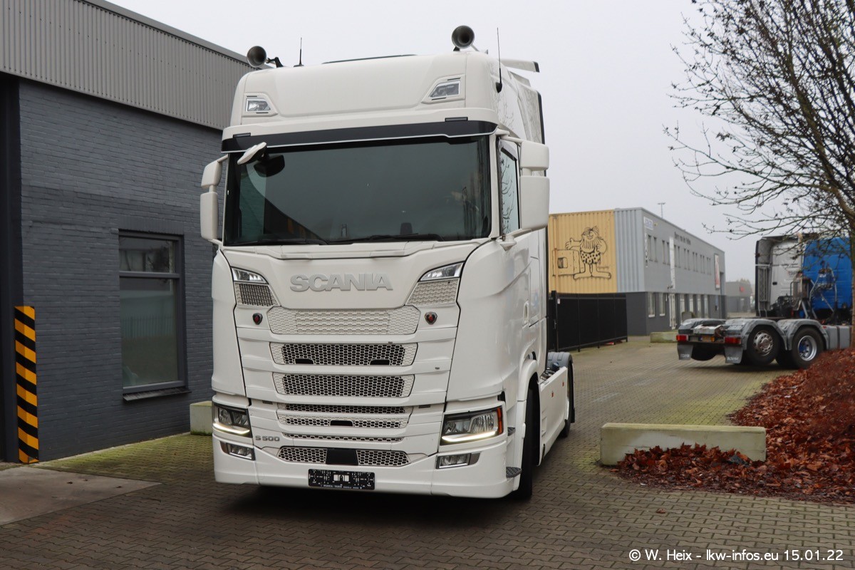 202201015-Tom-Holding-00222.jpg 202201015-Tom-Holding-00222.jpg