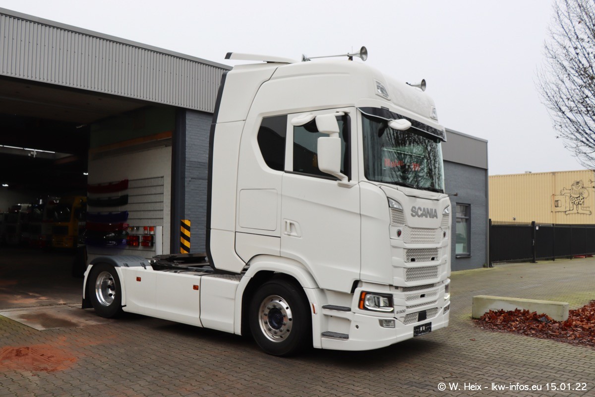 202201015-Tom-Holding-00224.jpg 202201015-Tom-Holding-00224.jpg